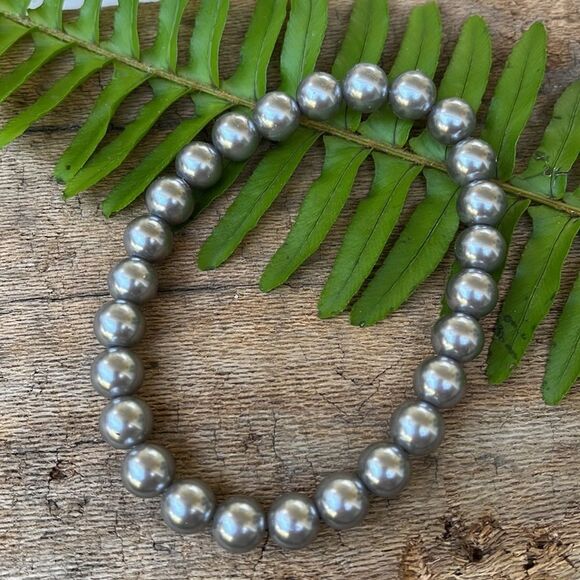SET OF THREE GRAY FAUX PEARL STRETCH BRACELETS. - Picture 4 of 5